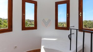 A room with three wooden-framed windows, a white wall, and a tiled floor. - Casa Fina, Holiday house in Felanitx, Mallorca (Felanitx)
