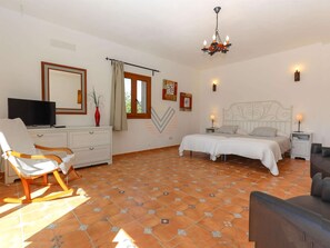 6 soveværelser, strygejern/strygebræt, internetforbindelse, sengetøj