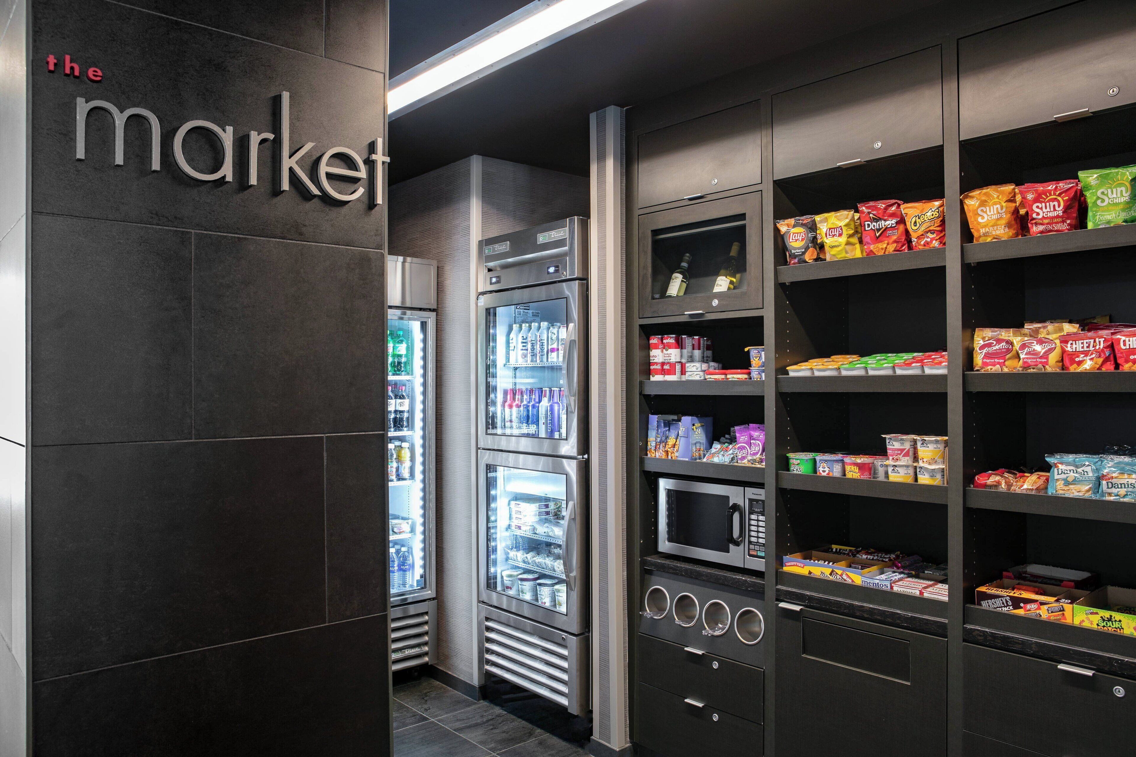 Un quiosco autoservicio con secciones refrigeradas y estantes para aperitivos.