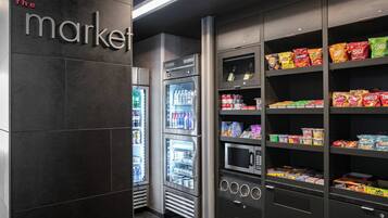 Un quiosco autoservicio con secciones refrigeradas y estantes para aperitivos.
