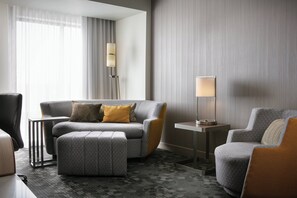 Huone, 1 suuri parisänky ja vuodesohva, kaupunkinäköala | Silitysrauta/-lauta, ilmainen Wi-Fi, vuodevaatteet