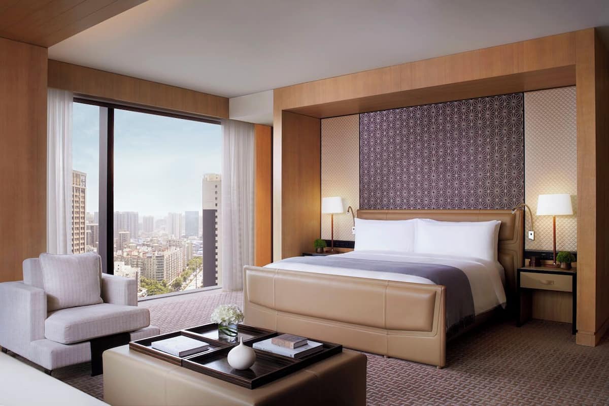 Club Suite, 1 King Bed, Non Smoking, City View