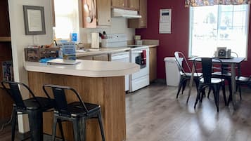 Een koelkast, een microgolfoven, een oven, een kookplaat