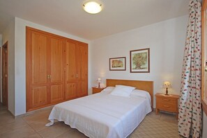 5 bedrooms, iron/ironing board, free WiFi, bed sheets