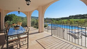 A covered outdoor area with a pool, dining table, and chairs. - Ses Rotes - Spacious country house with private pool for 10 people in Mallorca (Campanet)