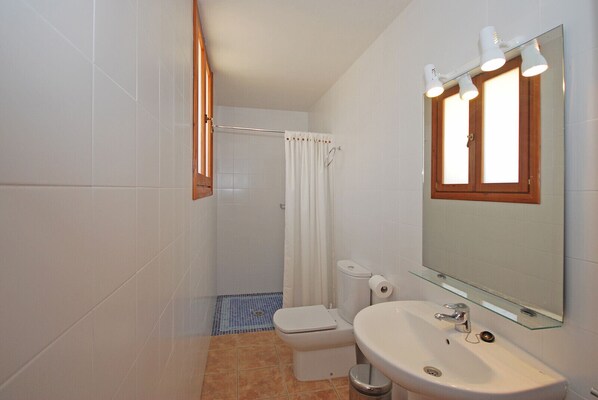 A bathroom with a toilet, sink, and shower. - Ses Rotes - Spacious country house with private pool for 10 people in Mallorca (Campanet)