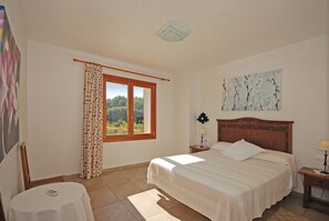 5 bedrooms, iron/ironing board, free WiFi, bed sheets