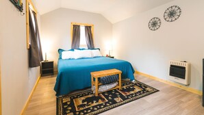 Deluxe Cabin, 1 King Bed | 2 bedrooms, Egyptian cotton sheets, premium bedding, memory foam beds - Cache Cabins (Talkeetna)
