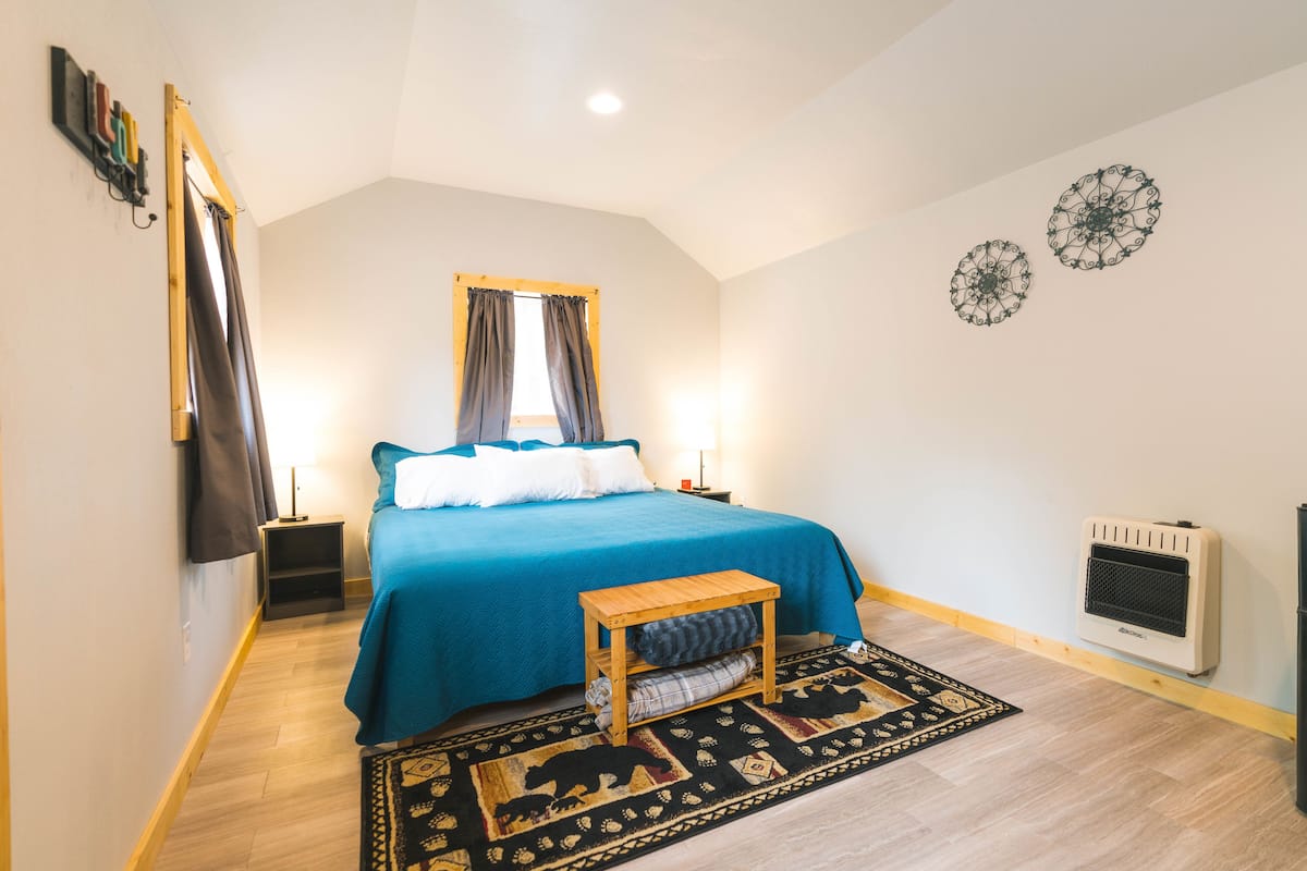 Deluxe Cabin, 1 King Bed | 2 bedrooms, Egyptian cotton sheets, premium bedding, memory-foam beds