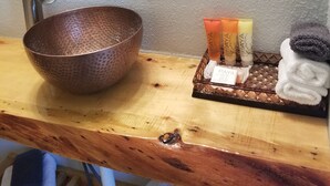 Shower, free toiletries, hair dryer, towels - Cache Cabins (Talkeetna)