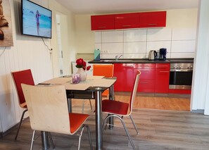 Dining - Holiday house Marie on the Weser, quiet location, in the countryside and very well equipped (Lehe)