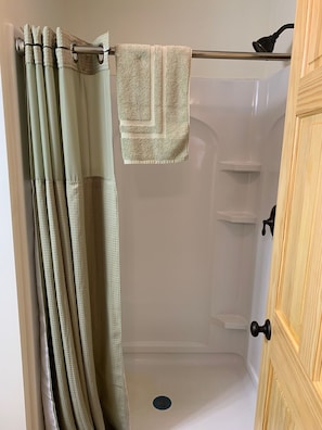 Douche, sĂšche-cheveux, serviettes fournies, savon