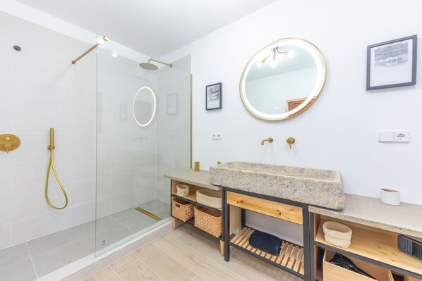Combined shower/bathtub, hair dryer, towels