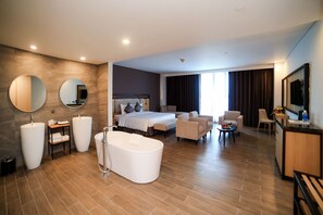 Minibar, coffres-forts dans les chambres, bureau, rideaux occultants