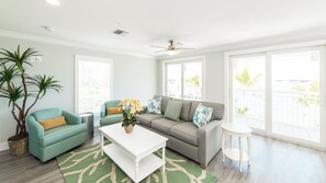 Een smart-tv en slimme speakers