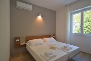 2 chambres, coffres-forts dans les chambres, fer et planche à repasser