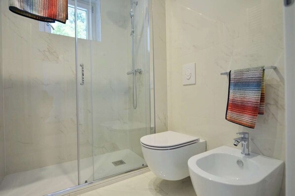 Dusj, hårføner og bidé