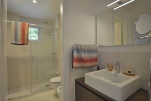 Dusche, Haartrockner, Handtücher