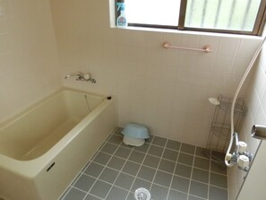 1日1組限定 沖縄古民家風の宿 | バスルーム | シャワー付き浴槽、深めの浴槽、バスアメニティ (無料)、ヘアドライヤー