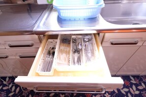 1日1組限定 沖縄古民家風の宿 | 専用簡易キッチン | 冷蔵庫、電子レンジ、コンロ、調理器具と食器