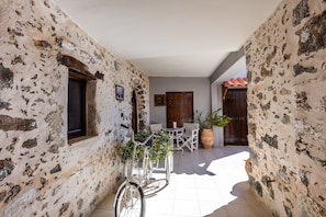 Outdoor dining - Cosy Stone Built Suite, feeling cretan authenticity! (Spili)