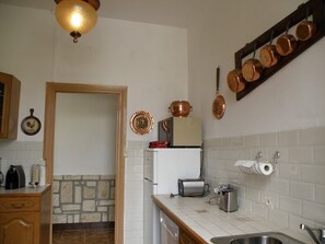 Een koelkast, een magnetron, een oven, een kookplaat