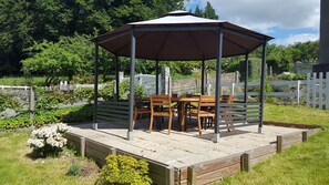 Outdoor dining - Holiday home Maison Van der Meer (Hambye)
