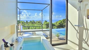 別墅 (with Private Pool) | 浴室 | 獨立浴缸及淋浴設備、免費梳洗用品、風筒、浴袍