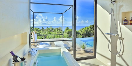 Bañera y ducha independientes, artículos de tocador gratuitos. Kounosu