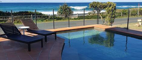 Piscine extérieure (ouverte en saison), chaises longues