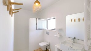 Dusche, Haartrockner, Handtücher, Toilettenpapier