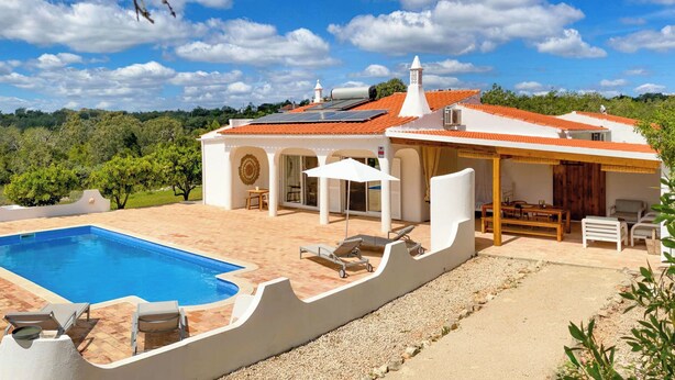 A villa with a swimming pool, outdoor seating, and a view of the surrounding landscape. - Casa La Paz, trendy home of peace. (Faro)