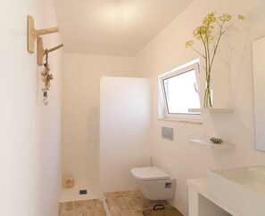 Shower, hair dryer, towels, toilet paper - Casa La Paz, trendy home of peace. (Faro)