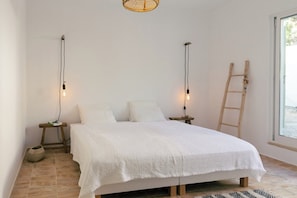 2 bedrooms, in-room safe, iron/ironing board, travel crib - Casa La Paz, trendy home of peace. (Faro)