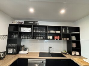 Réfrigérateur, micro-ondes, four, plaque de cuisson