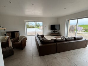 TV connectée, cheminée, lecteur de DVD, table de tennis de table