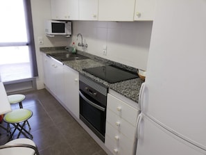Refrigerador, microondas, horno y cafetera y tetera 