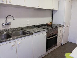 Frigorífic, microones, forn i cafetera i tetera 