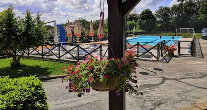 Villa individuelle avec piscine privée sur les collines verdoyantes des Marches