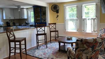 TV connectée, cheminée, baby-foot, livres