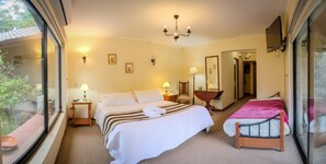 Roble (private bathroom) | Individually decorated, individually furnished, free WiFi, bed sheets - Casa de Noah Bed & Breakfast (Pucón)