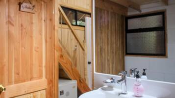 Los Boldos Cabin | Bathroom | Free toiletries, towels