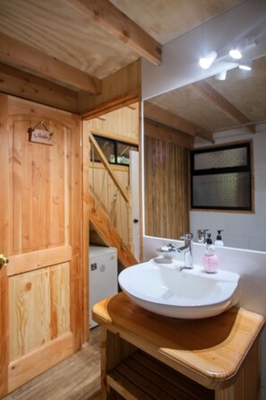 Los Boldos Cabin | Bathroom | Free toiletries, towels