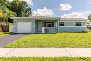 Exterior - Single 4 bedroom Family House with Pool and Basketball court (Hollywood)