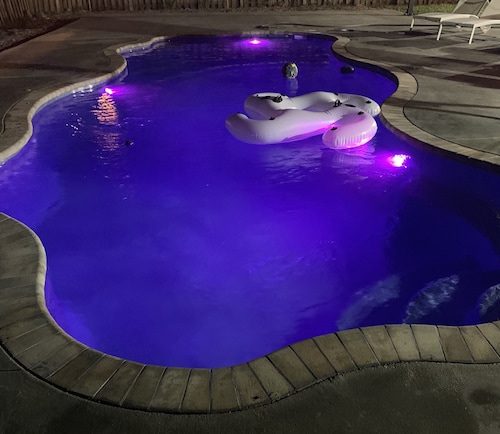 Single 4 bedroom Family House with Pool and Basketball court