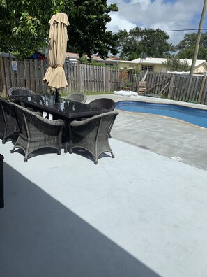 Outdoor dining - Single 4 bedroom Family House with Pool and Basketball court (Hollywood)