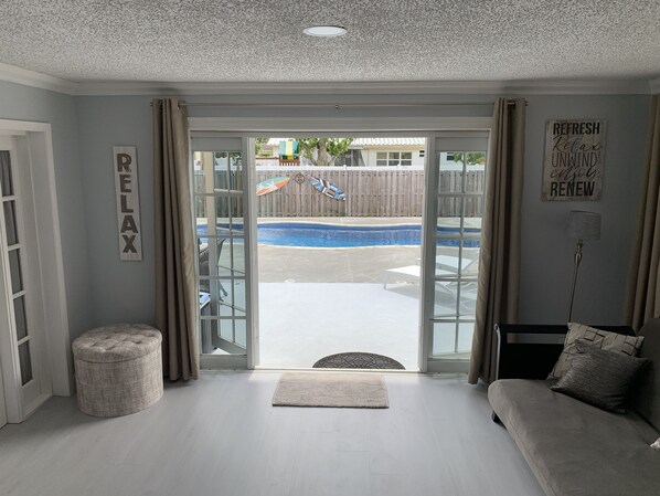 Smart TV - Single 4 bedroom Family House with Pool and Basketball court (Hollywood)