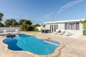 Outdoor pool - Single 4 bedroom Family House with Pool and Basketball court (Hollywood)