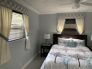 4 bedrooms, iron/ironing board, travel cot, free WiFi - Single 4 bedroom Family House with Pool and Basketball court (Hollywood)