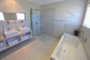 Bathtub, towels - Holiday home near beach for up to 8  guests at Cape St Francis, Eastern Cape (Cape St Francis)